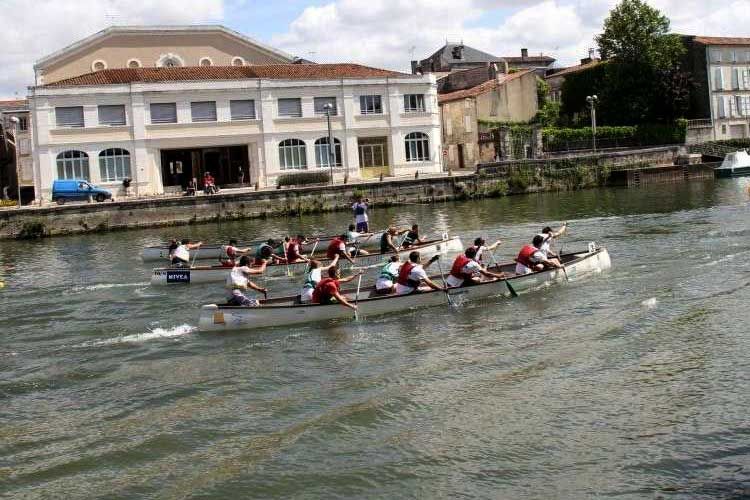 Canobus  Le canoë géant polyvalent | Saviboat bases nautiques de loisirs